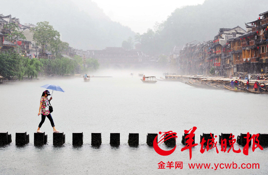 五一假期首日凤凰古城部门老街略显冷僻