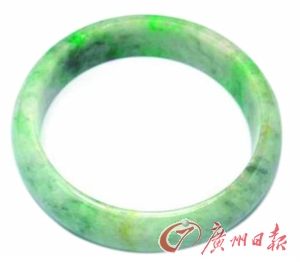 有裂手镯用胶粘补(胶老化会变黄)