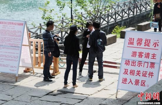 4��15�գ����Ϸ�˶�ѧ�����ܱ�Ⱥ�ڳ�̨<a href=